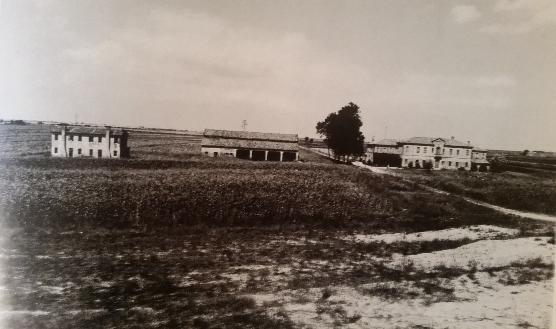 Foto d’epoca di Ca’ Pasta, da: M. Cavriani, La Casa rurale in Polesine, 1981