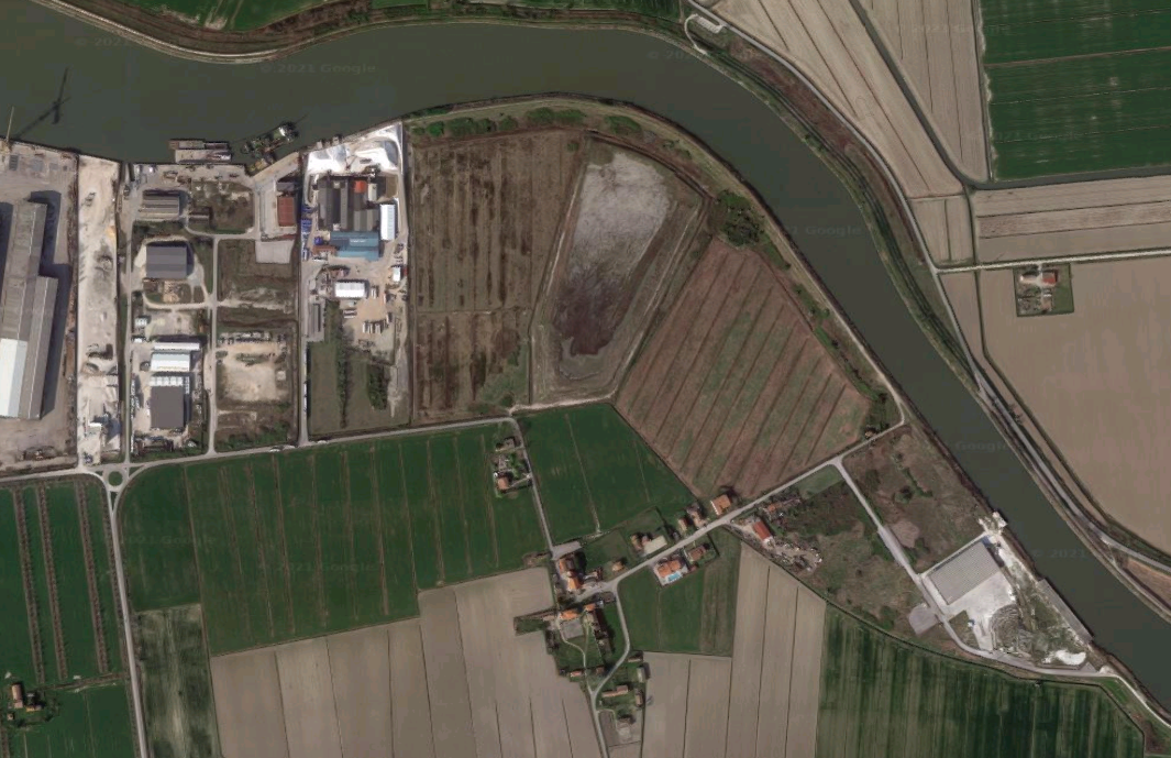 Foto satellitare che individua il cimitero di Ca' Cappello, posto lungo il Po di Levante a nord ovest dell’abitato attualmente identificato come Ca’ Cappello (da Google Maps).