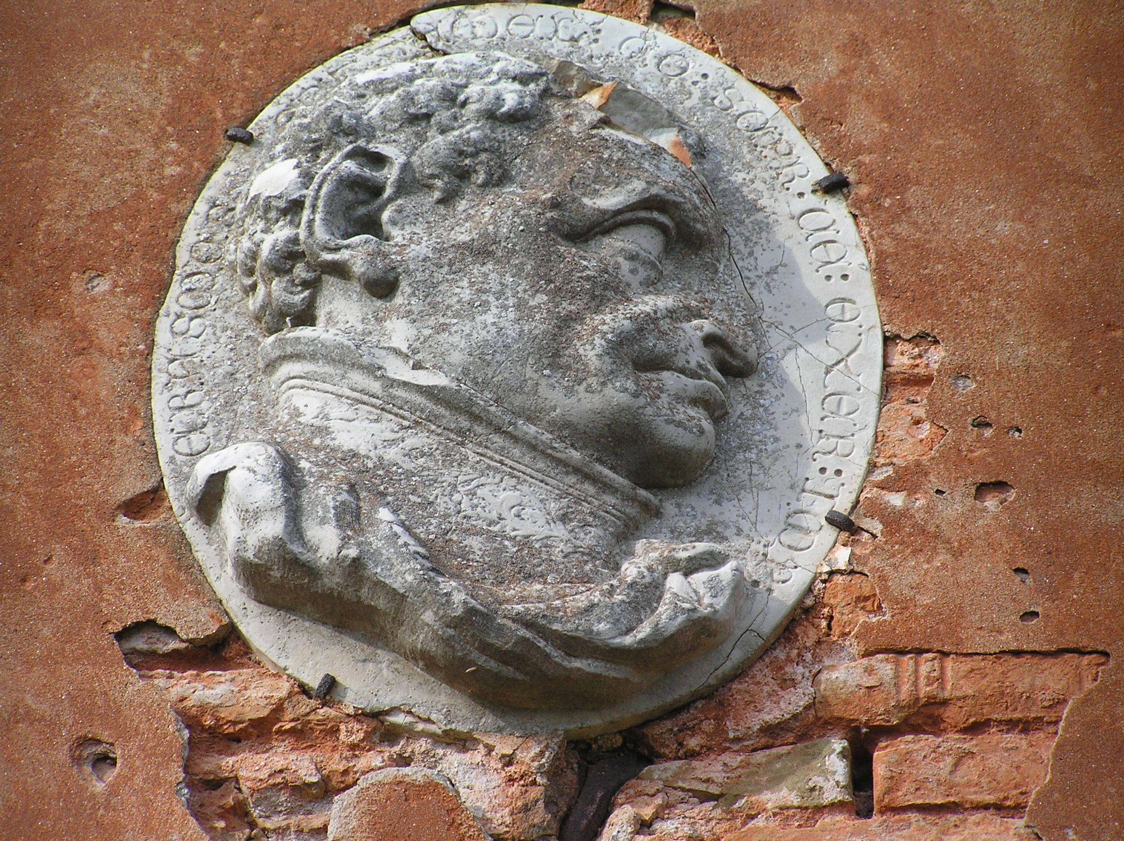 Tondo con effige di condottiere lombardo, forse Francesco Sforza, presente sulla facciata della villa in posizione simmetrica rispetto al portale d’ingresso.